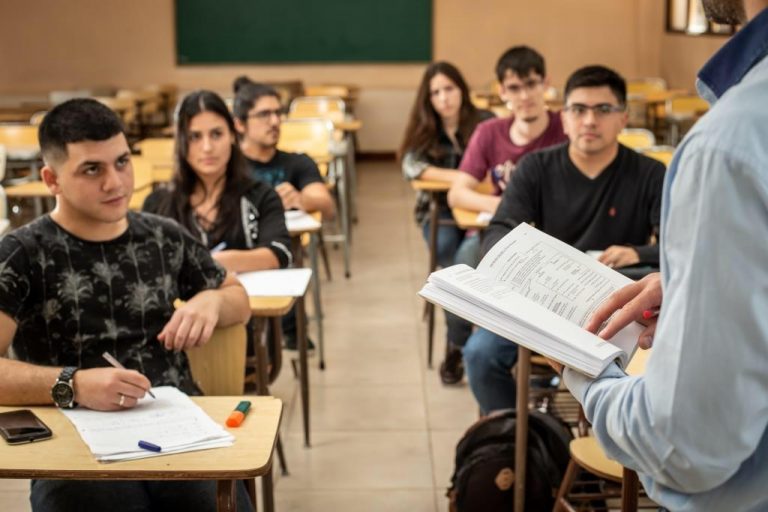 “Hoy no podemos permitir que un estudiante busque en Google, copie y pegue el contenido y eso signifique que hizo una monografía y que acredite un trabajo”, señaló Hernán Prieto