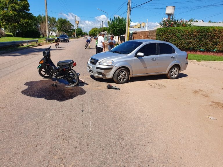 Choque entre auto y moto: Trasladan dos menores de 17 y 13 años  al hospital