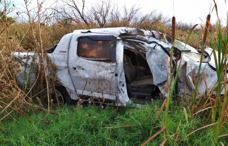 Vuelco en ruta provincial 102 deja un joven lesionado y una camioneta destrozada