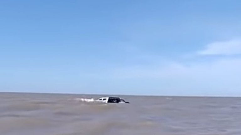 [VIDEO] En medio de la cuarentena fue a pescar y la marea se llevó su camioneta