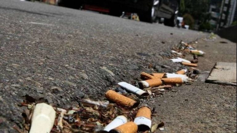 En la Ciudad de Buenos Aires quieren multar a quienes arrojan colillas de cigarrillos en la vía pública
