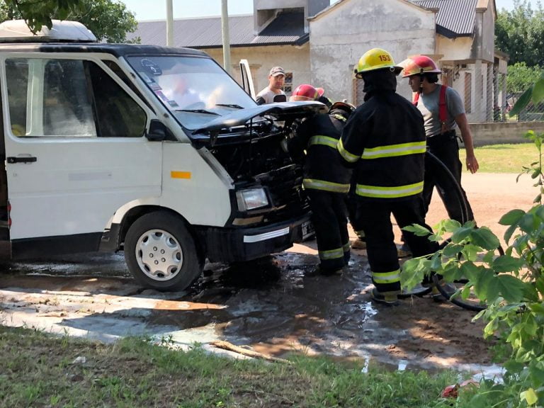 Una trafic se prendió fuego, pero la dueña con ayuda de vecinos pudo apagarlo