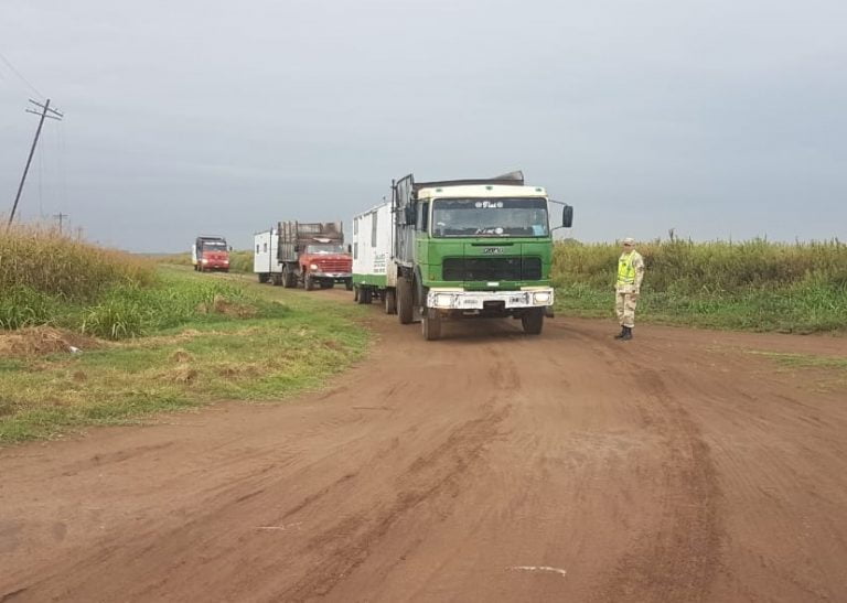 Retienen un convoy de equipos de maquinarias y camiones en el puesto caminero de Trebolares