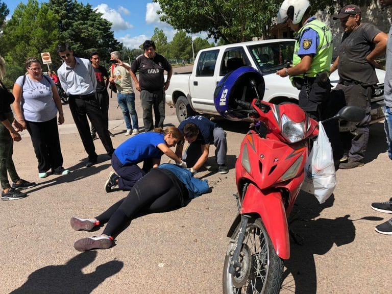 Chocaron una camioneta y una moto: Una mujer sufrió fractura expuesta