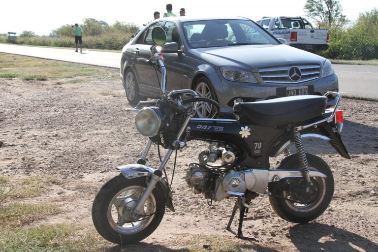 Un auto rozó una moto en ruta 4 a metros de General Pico y una mujer fue hospitalizada