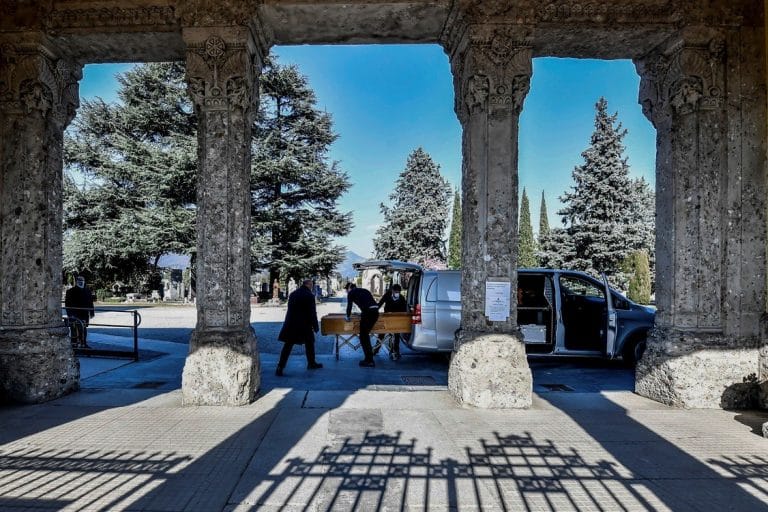 Coronavirus en Italia: muerte en soledad, cuerpos en las morgues, sin funerales y cementerios cerrados