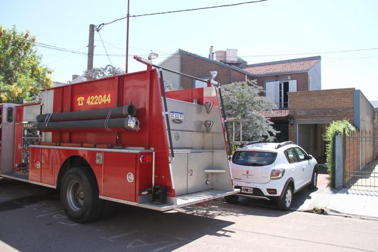 Solo un susto: Hacían un asado y comenzó a prenderse fuego el techo de paja del quincho