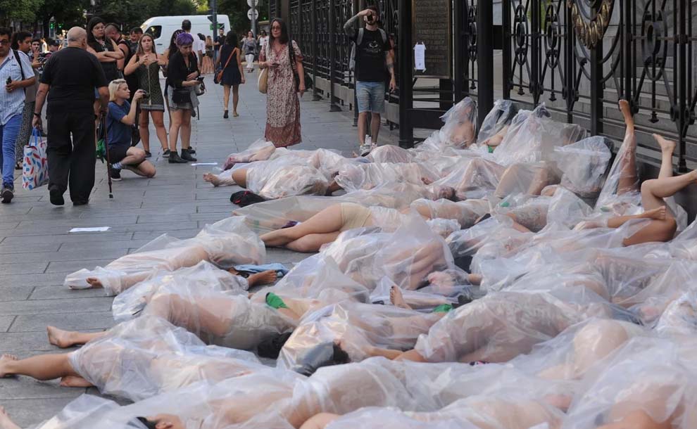 Artistas feministas se “embolsaron” para denunciar los femicidios frente al Congreso