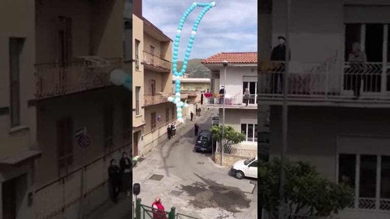 “Emotiva plegaria al cielo”: lanzan desde Italia un rosario de globos para darle fuerzas a la Argentina