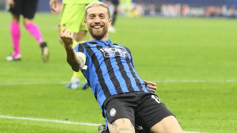 El argentino,”Papu” Gómez, jugador del Atalanta de Italia envió una camiseta a un club pampeano para un sorteo solidario