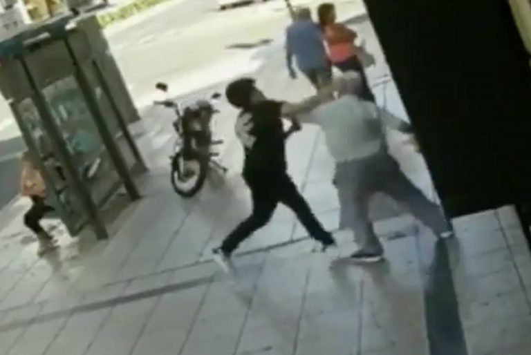 (VIDEO) Violenta pelea en Rosario: le pegó a un anciano, pero otro hombre lo vio y lo desmayó a trompadas
