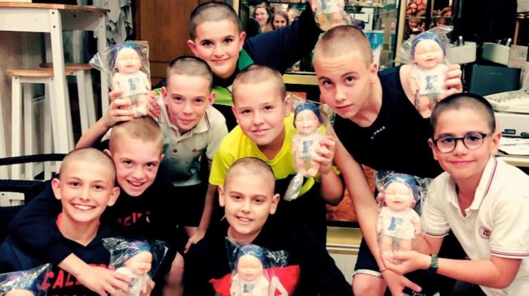 EMOCIONANTE: Chicos de 11 años se raparon para que su amigo con leucemia no se sienta solo