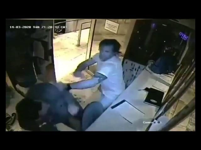 El hombre que golpeó al vigilador declaró por videollamada: “Me extralimité” pero “fui a aclararle los puntos”