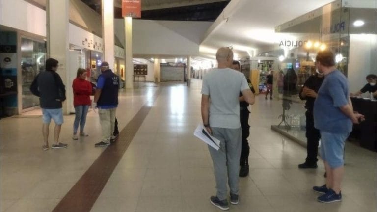 INCONSCIENCIA TOTAL: en Rosario detuvieron a dos micros que venían de Brasil, pero la empresa había cambiado los carteles