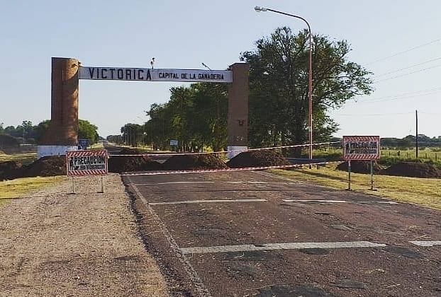 Victorica, localidad del oeste pampeano, bloqueó uno de los accesos al pueblo con toneladas de tierra