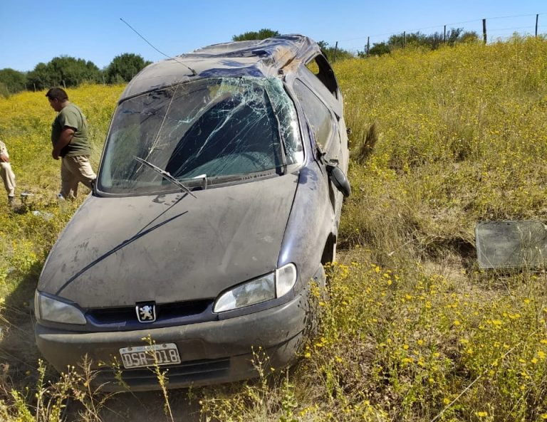 Perdió el control de la camioneta y terminó volcando en ruta provincial 105
