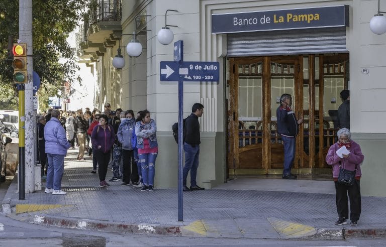 El Defensor de la Tercera Edad pidió la renuncia del titular de la ANSES por el descontrol en los bancos