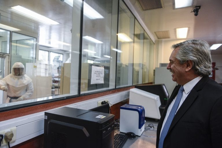 “Ustedes hacen historia”, les dijo el Presidente a los profesionales del Malbrán