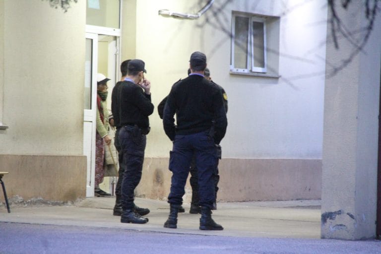 Por precaución, y por unas horas, aíslan a unas 14 personas entre policías y profesionales de salud en General Pico