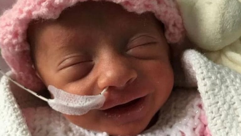 Beba prematura que venció al coronavirus se hizo viral por su esperanzadora sonrisa