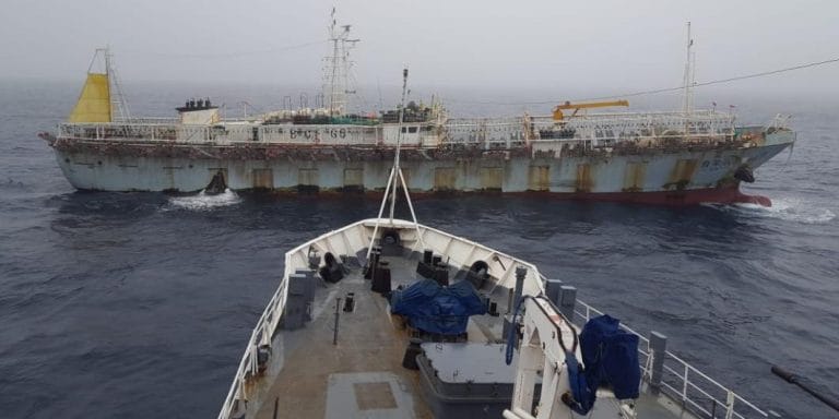 Depredación pesquera: tras varias horas de persecución, se fugó un buque chino que pescaba ilegalmente en Mar Argentino