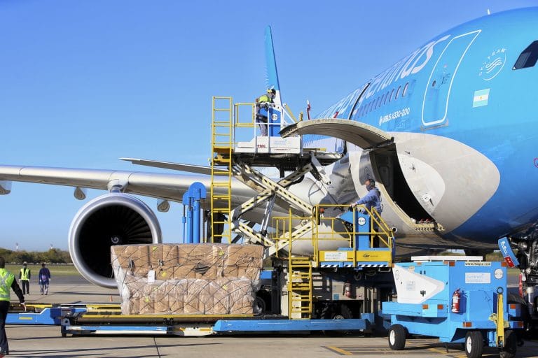 Llegó al país el vuelo desde China que trajo 14 toneladas de insumos médicos y un pampeano es parte de la tripulación