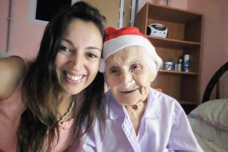 Una vecina llevó a vivir a su casa a una mujer de 96 años y hoy juntas preparan barbijos