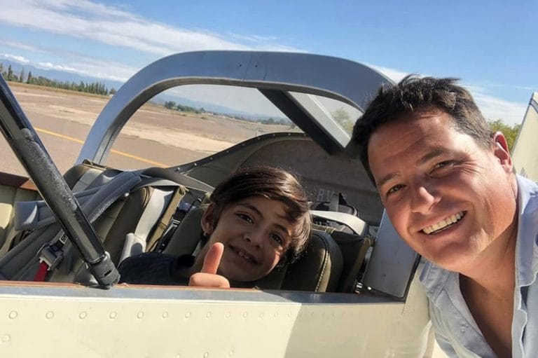 Solidaridad en tiempos de coronavirus: un piloto cruzó el país para llevarle medicamentos a un niño