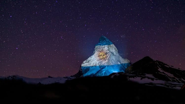La bandera argentina fue proyectada en los alpes suizos como señal de “esperanza y solidaridad” frente a la pandemia del coronavirus