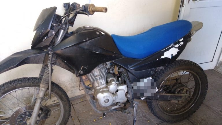 Motociclista fue hospitalizado con presunta fractura en los dedos de una mano