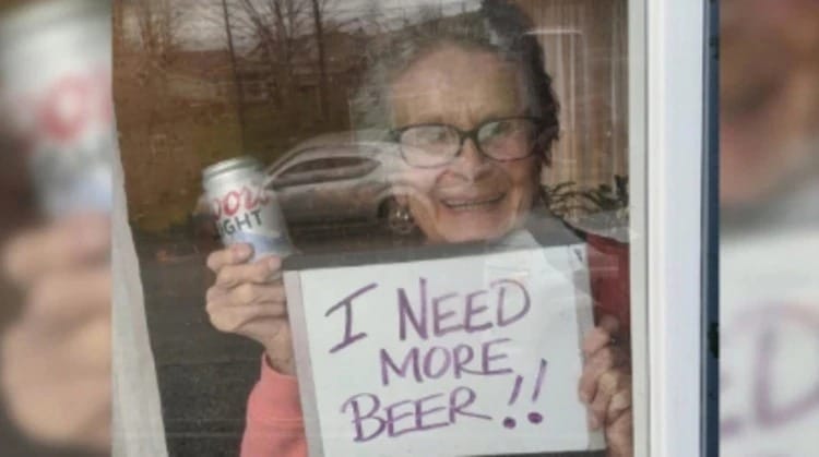 Estados Unidos: una abuela de 93 años pidió más cerveza desde su confinamiento y le regalaron 150 latas