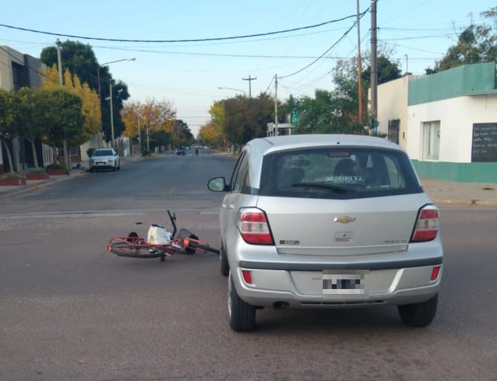 Accidente entre auto y bicicleta en calle 10 y 25: Una ciclista fue hospitalizada