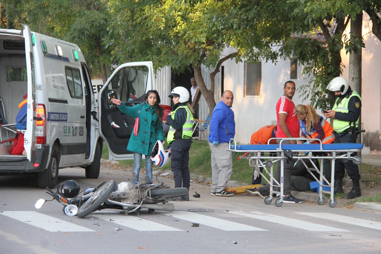 Choque entre motos en calle 10 y 115: Una mujer fue hospitalizada con lesiones