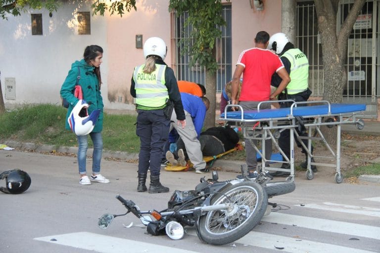 Choque de motos en 10 y 115: Una de las mujeres resultó con fractura de muñeca y será intervenida quirúrgicamente