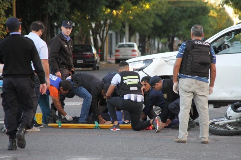 El policía accidentado presenta una fractura de tórax y se encuentra en la unidad de terapia intensiva