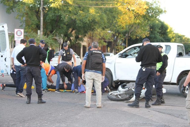 Policía venía en persecución de una moto y terminó chocando contra una camioneta