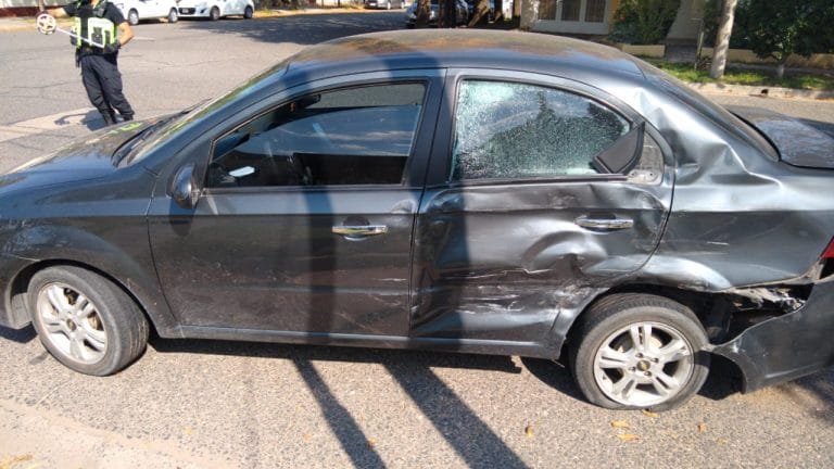 Fuerte choque entre una camioneta y un auto en calle 18 y 105