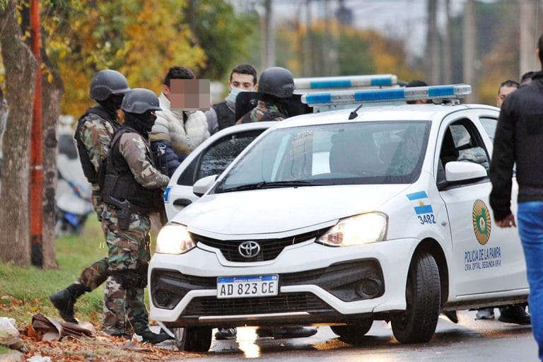 Joven apuñalado en barrio Ranqueles: Allanamiento y cuatro detenidos