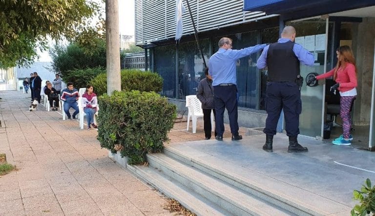 El Banco Nación de Ingeniero Luiggi se convirtió hoy en un verdadero ejemplo de orden y respeto por la salud de todos