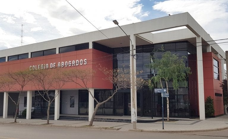 Duro comunicado del Colegio de Abogados y Procuradores de La Pampa: Pidieron racionalidad a la Policía y ponen en alerta por posibles vejaciones a personas detenidas