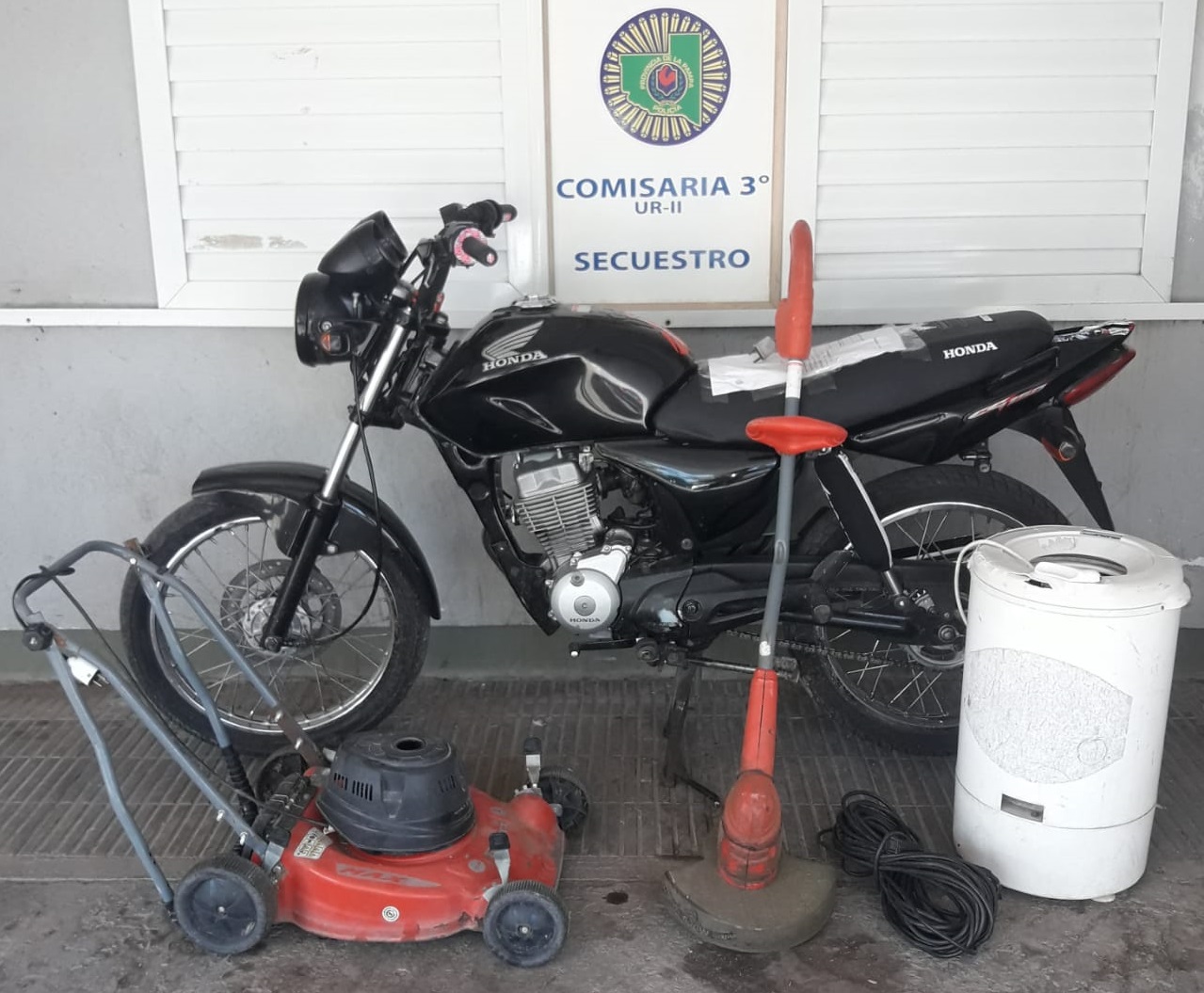 Personal de Comisaría Tercera recuperó una moto y distintos elementos esclareciendo tres robos ocurridos durante el fin de semana
