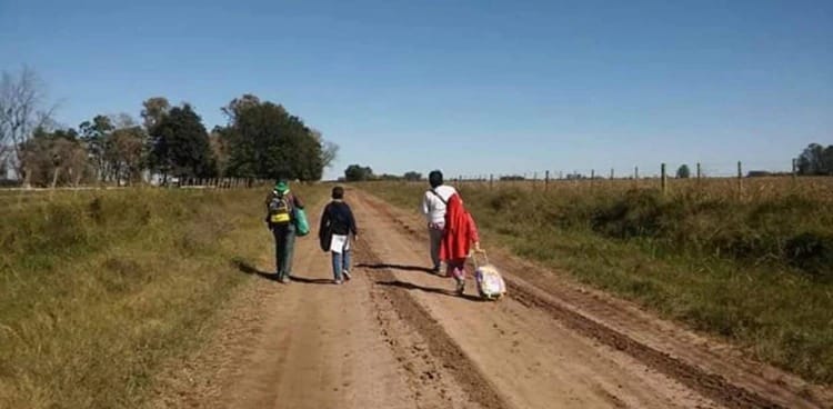Coronavirus en la Argentina: la maestra rural que camina 10 km para dejar la tarea a sus alumnos sin internet