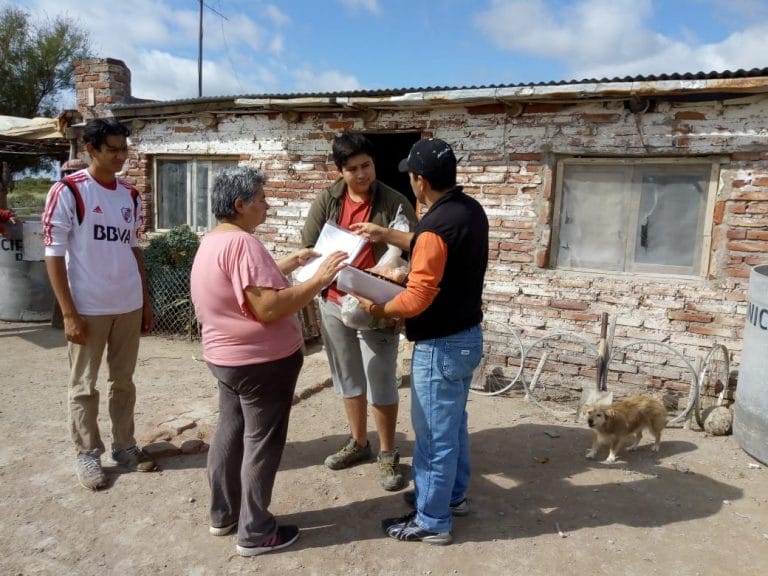 Maestros de La Pampa hacen 250 km para llevarle actividades escolares a chicos más alejados del oeste