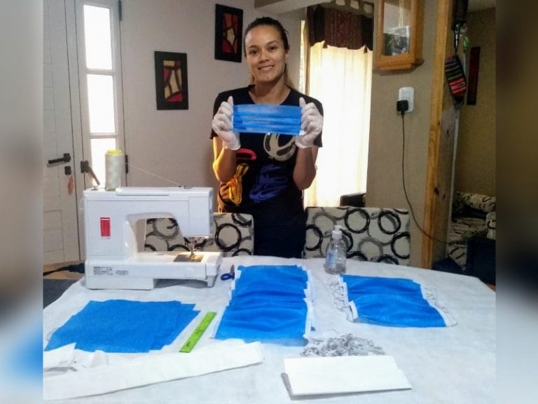 Una mujer policía de Parera confecciona barbijos para donar en la localidad y ahora envía al Comando Radioeléctrico de General Pico