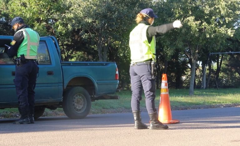 Una mujer policía resultó con lesiones en la detención de dos sujetos que violaron la cuarentena
