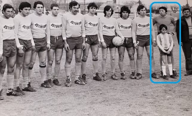 Una foto con historia y un recuerdo imborrable: «Entraba a la cancha de la mano de Manolo Archanco» indicó Hugo Juan