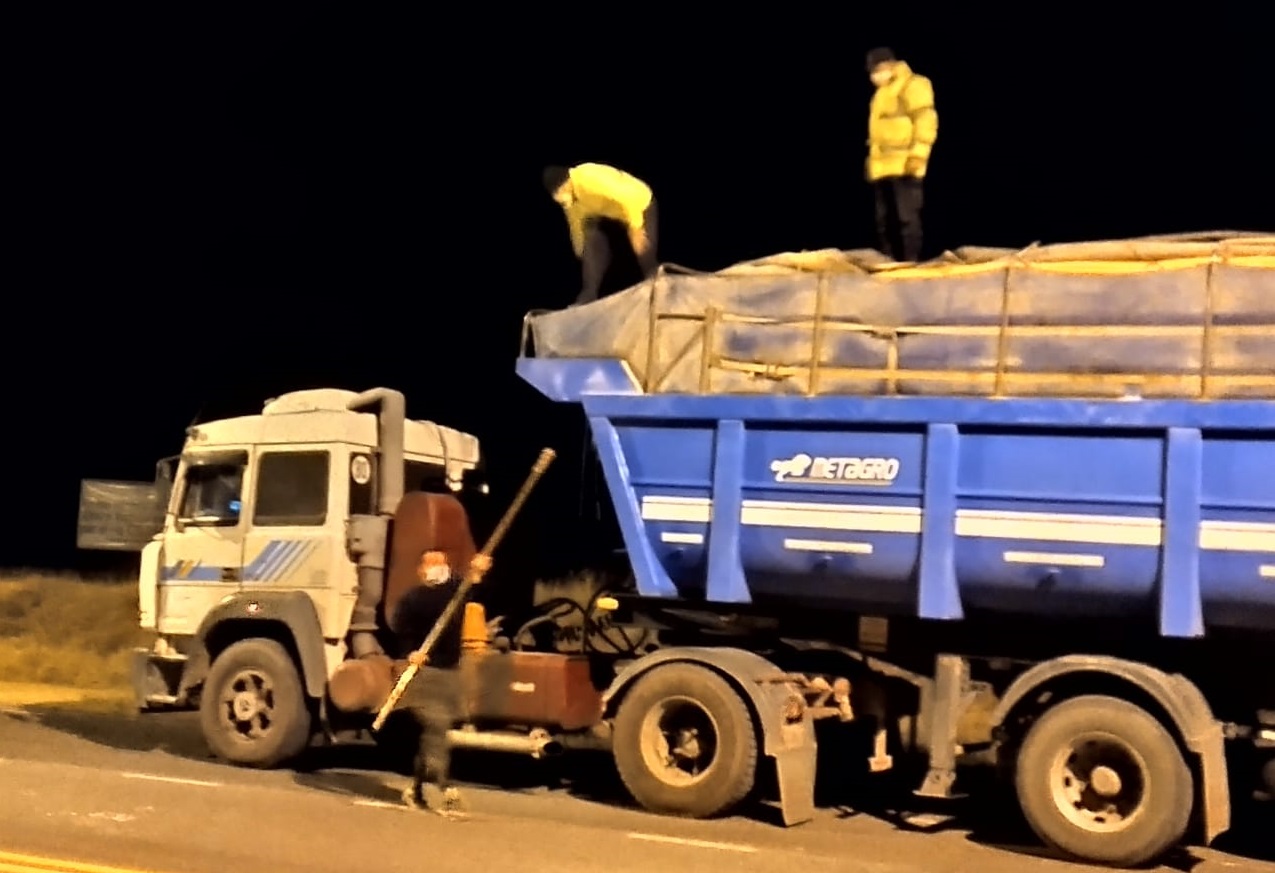 Policía de La Pampa secuestró una carga irregular de maíz transportada en un convoy de camiones en el puesto caminero de Casa de Piedra