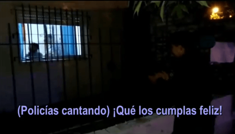 Policías de La Pampa le fueron a cantar el feliz cumpleaños a un niño en plena cuarentena