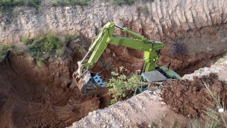 Continúa la limpieza del canal pluvial en Anguil