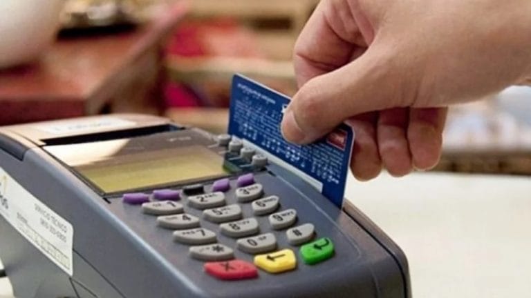 Nueva normativa obliga a comercios a cobrar sin que los clientes pierdan de vista su tarjeta